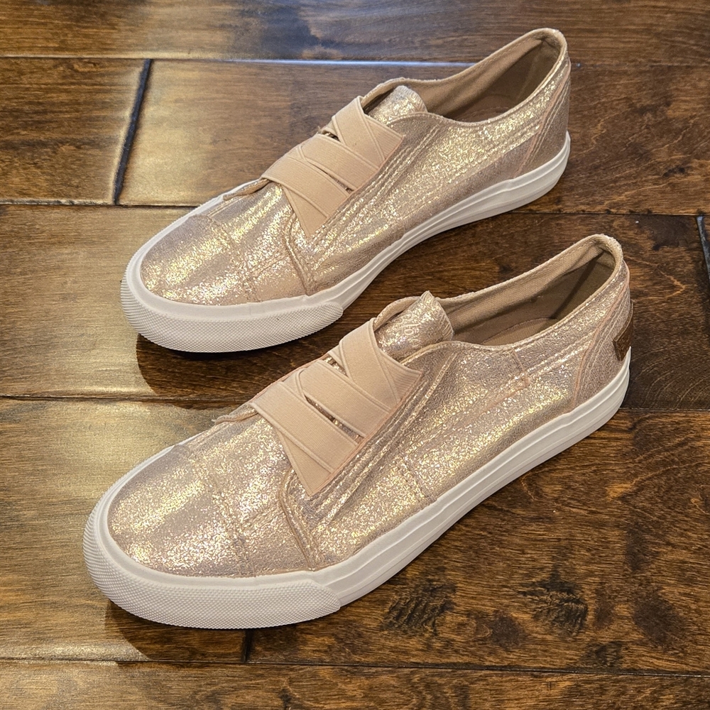 NWT Blowfish Malibu Kids Slip On Sneaker Size 5 Rose Gold Metallic
